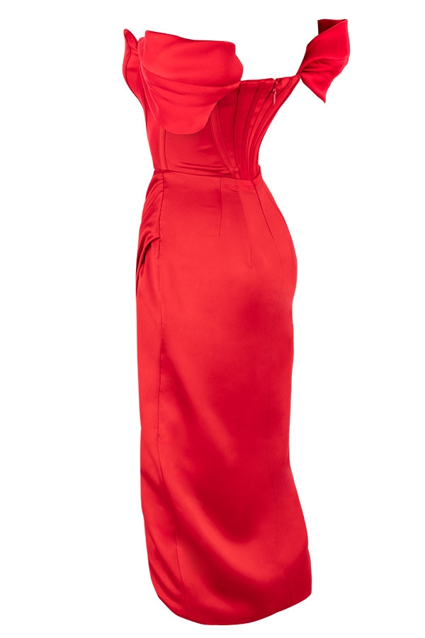 abito rosso in raso con spalle scoperte