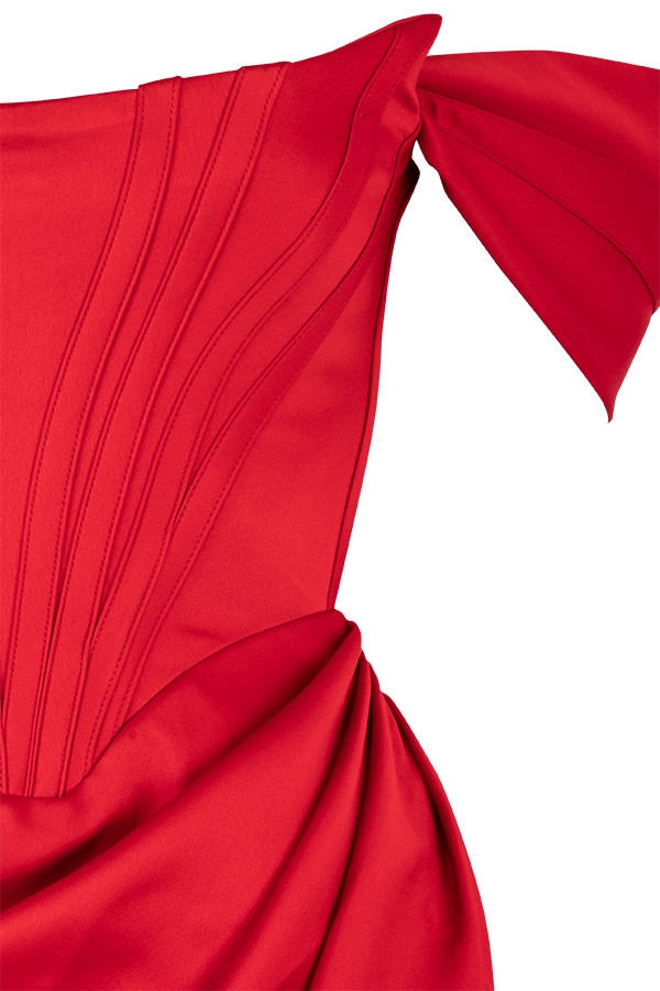 abito rosso in raso con spalle scoperte