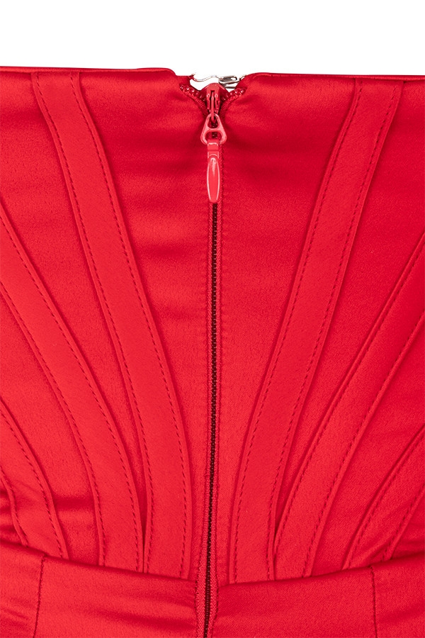 abito rosso in raso con spalle scoperte