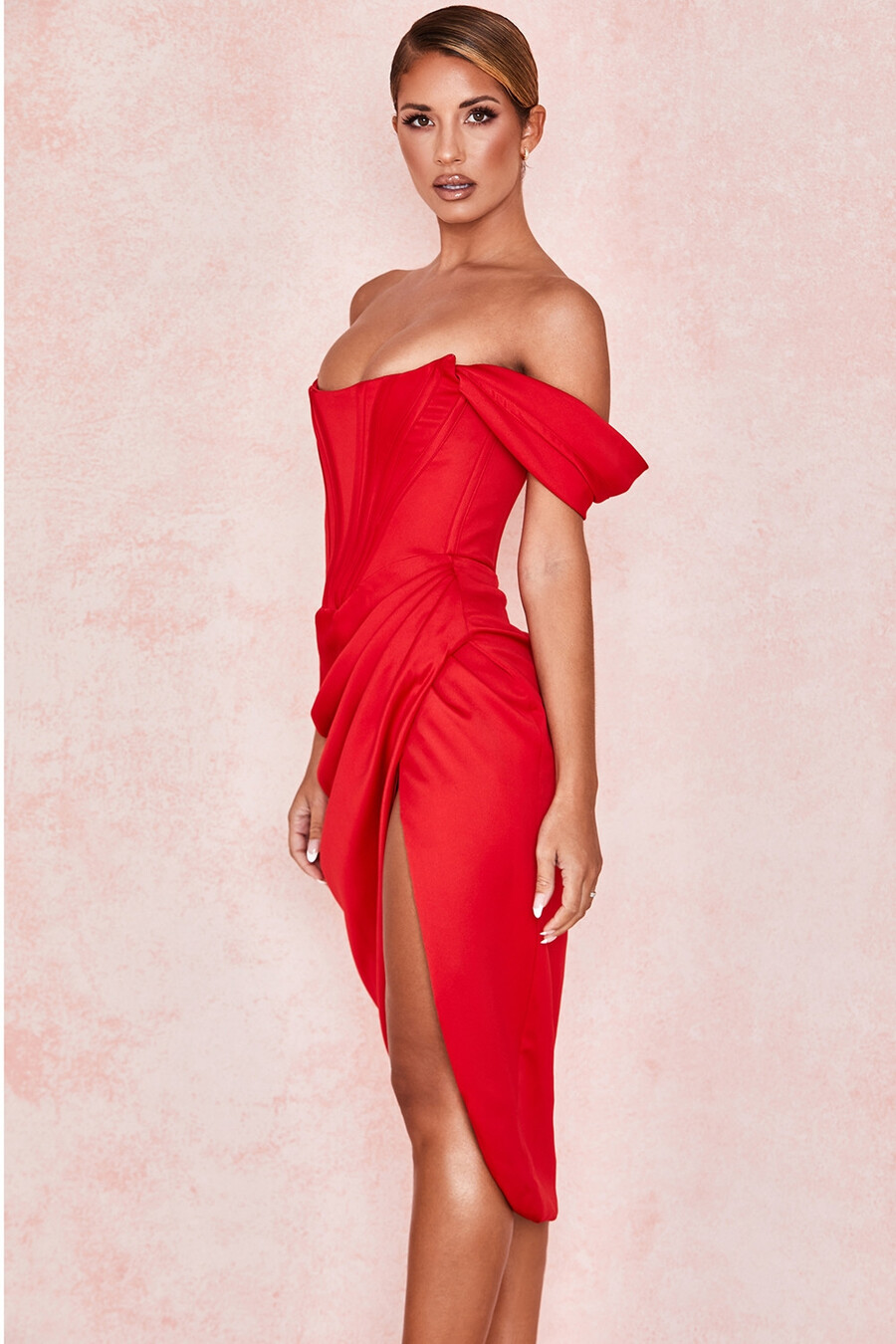 abito rosso in raso con spalle scoperte