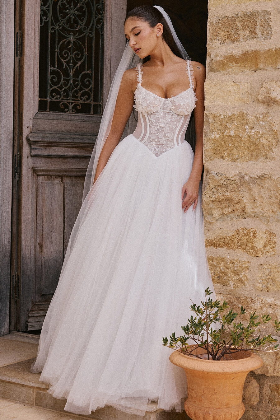 abito da sposa in tulle con pizzo floreale bianco