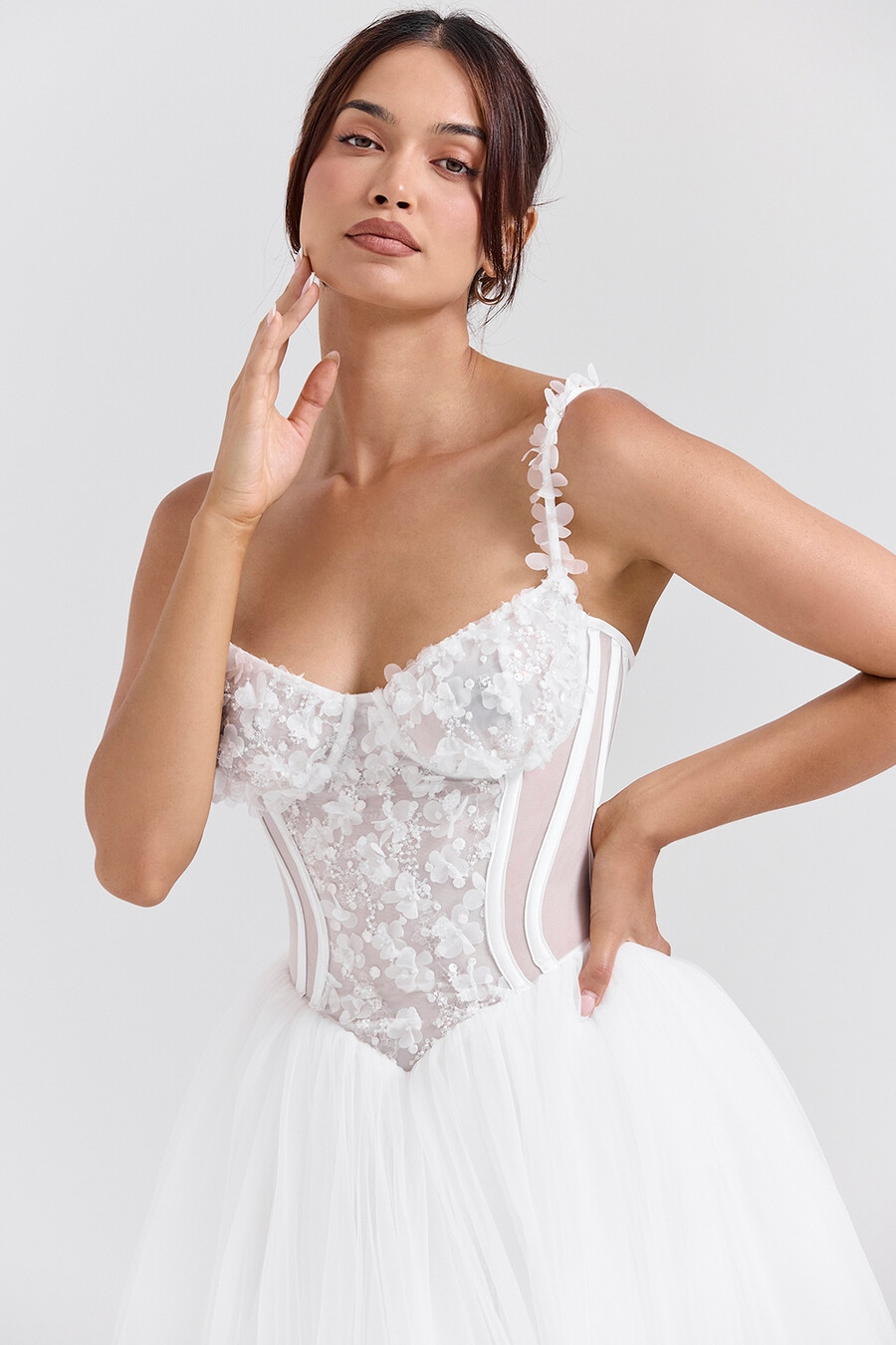 abito da sposa in tulle con pizzo floreale bianco