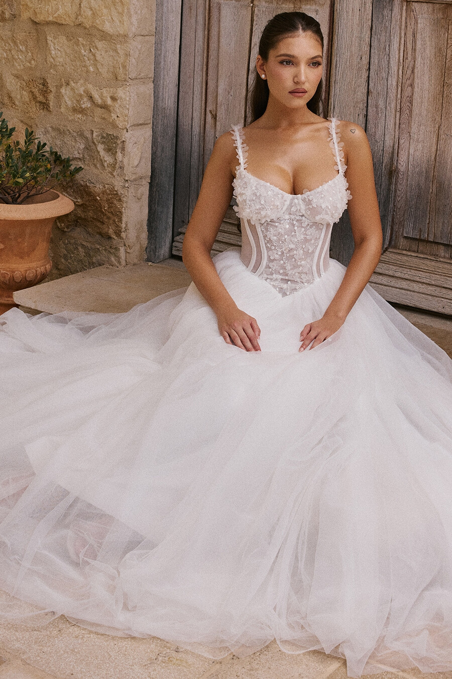 abito da sposa in tulle con pizzo floreale bianco