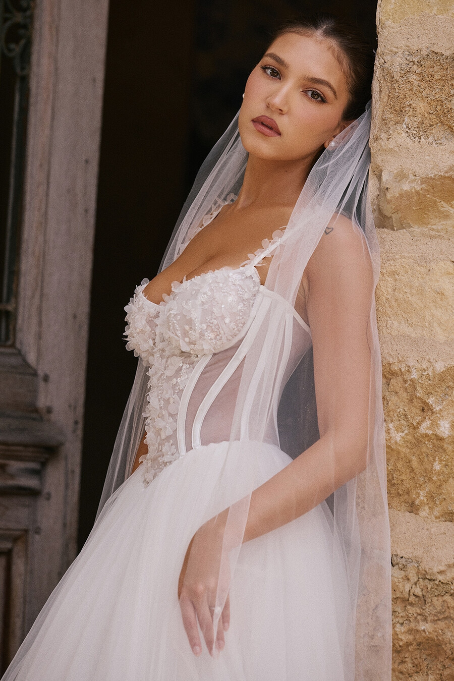 abito da sposa in tulle con pizzo floreale bianco
