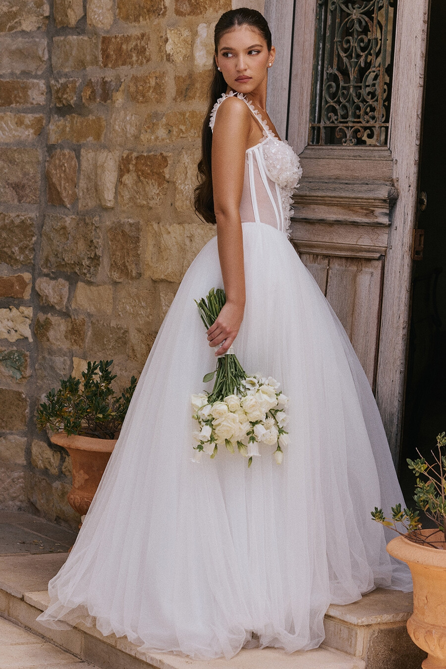 abito da sposa in tulle con pizzo floreale bianco