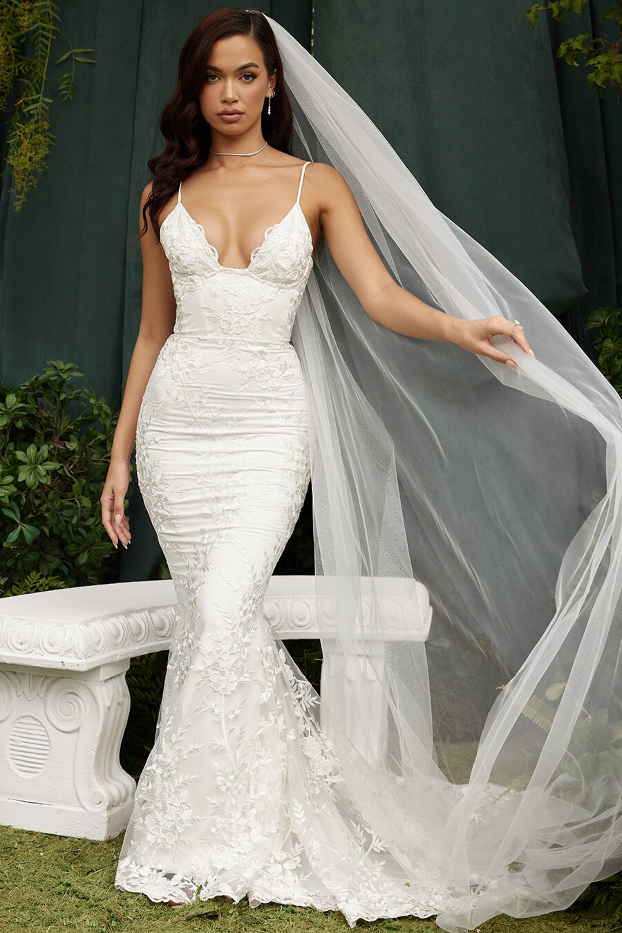 abito da sposa in pizzo bianco