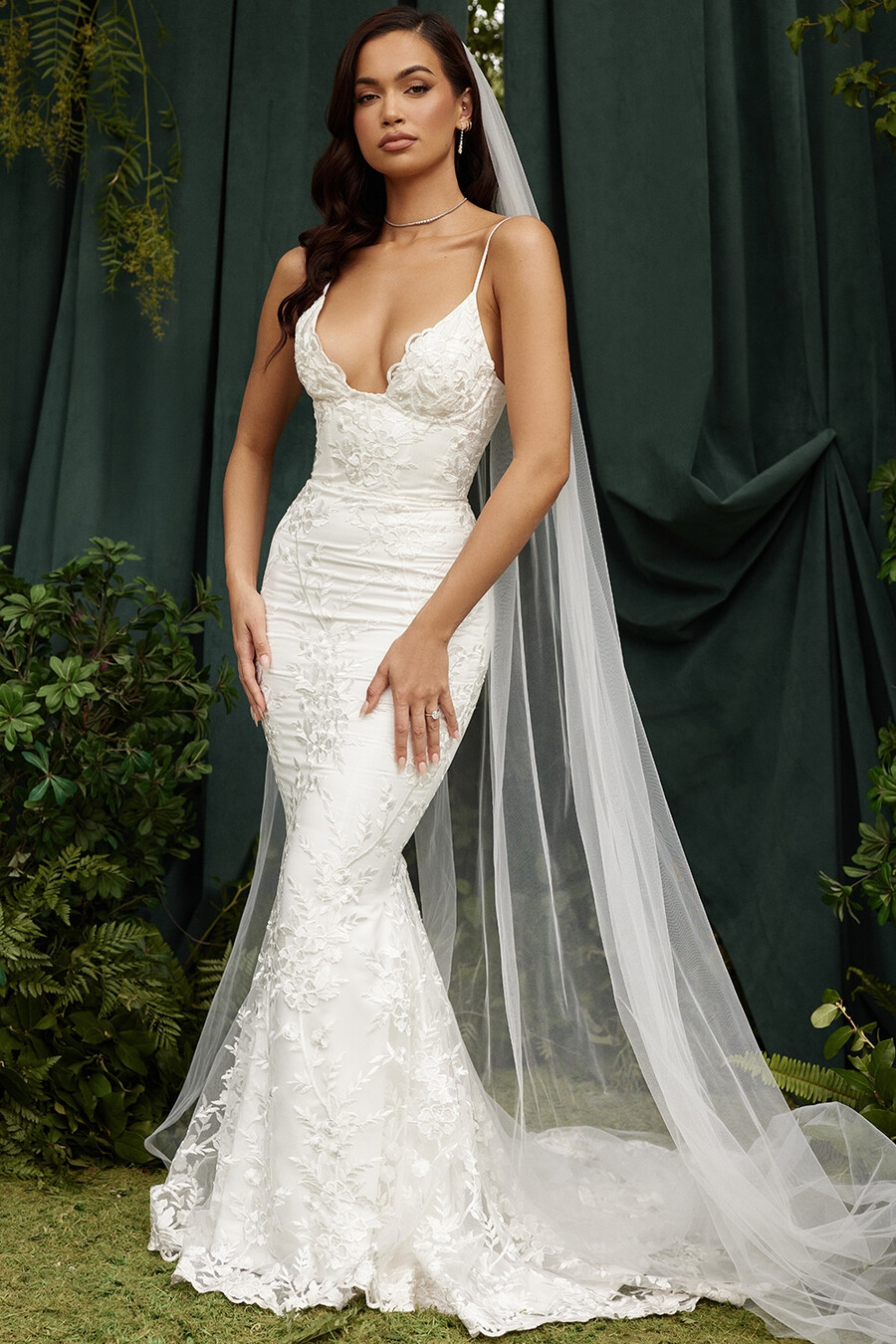 abito da sposa in pizzo bianco