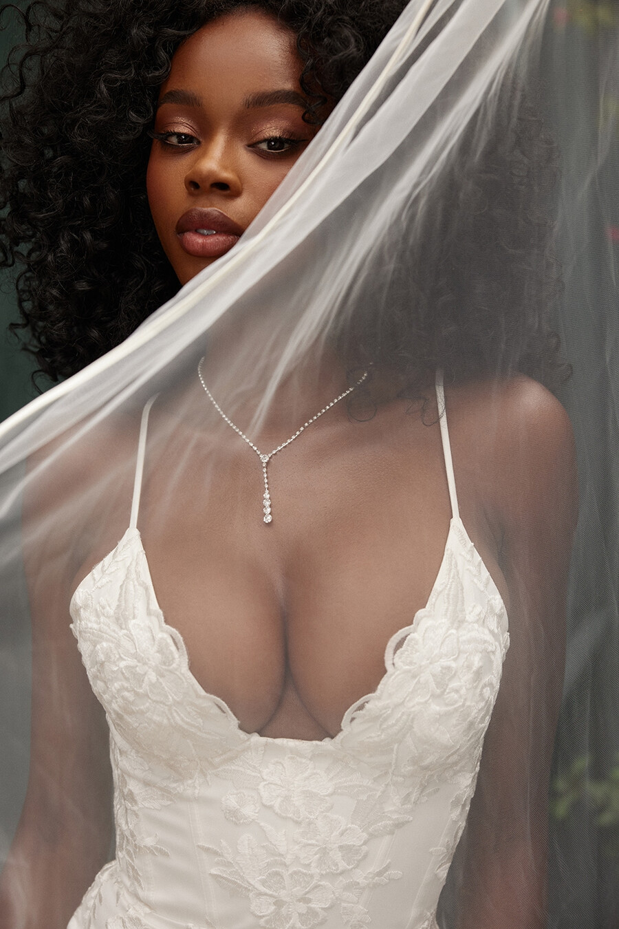 abito da sposa in pizzo bianco