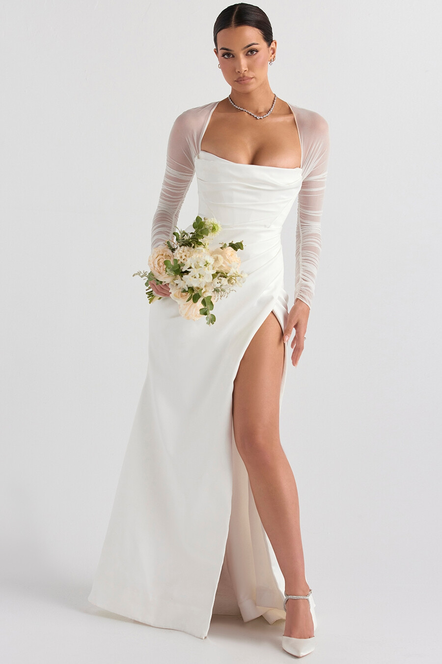 abito da sposa in raso bianco