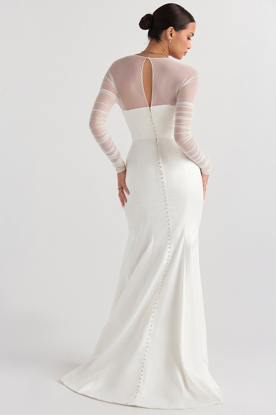 abito da sposa in raso bianco