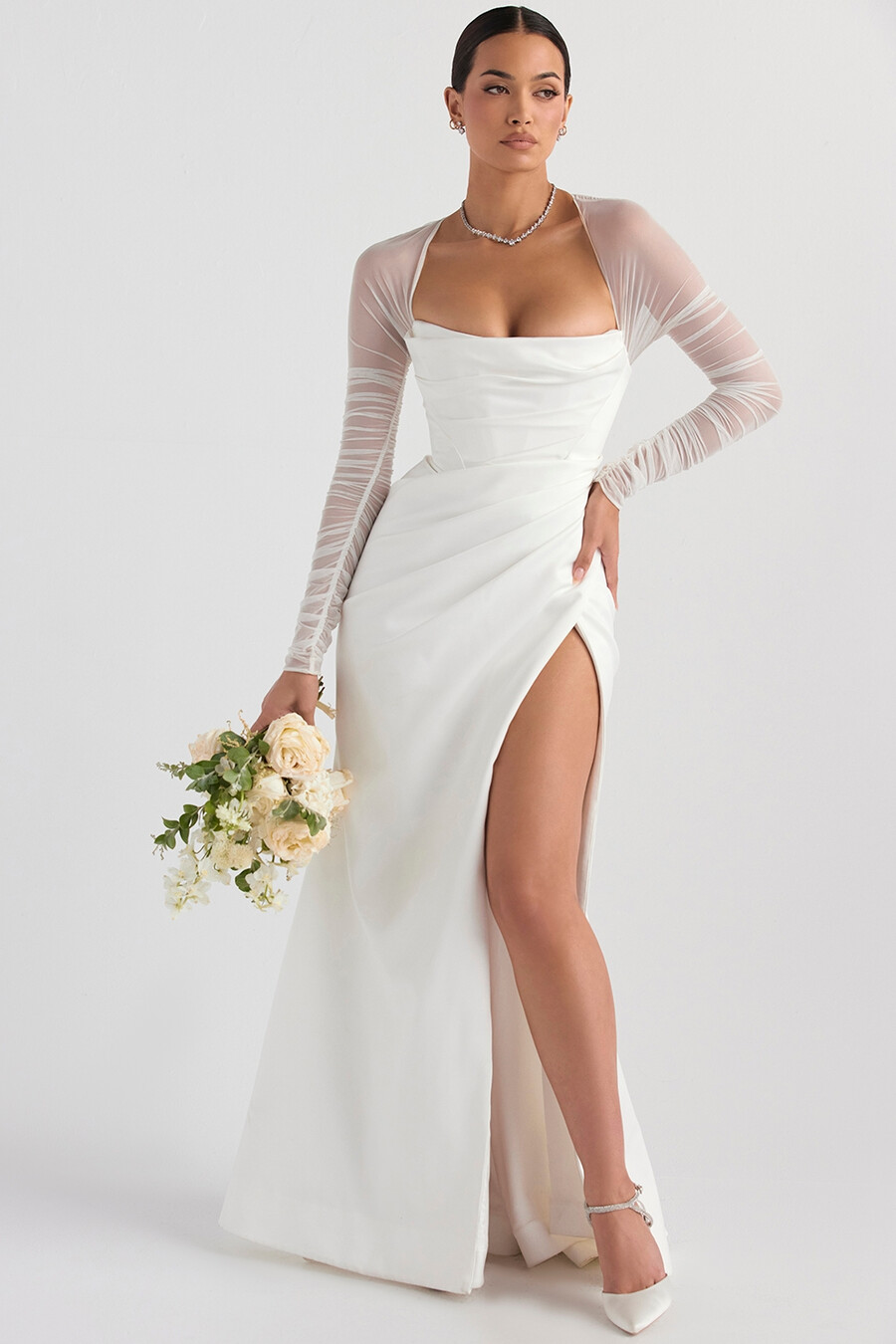 abito da sposa in raso bianco