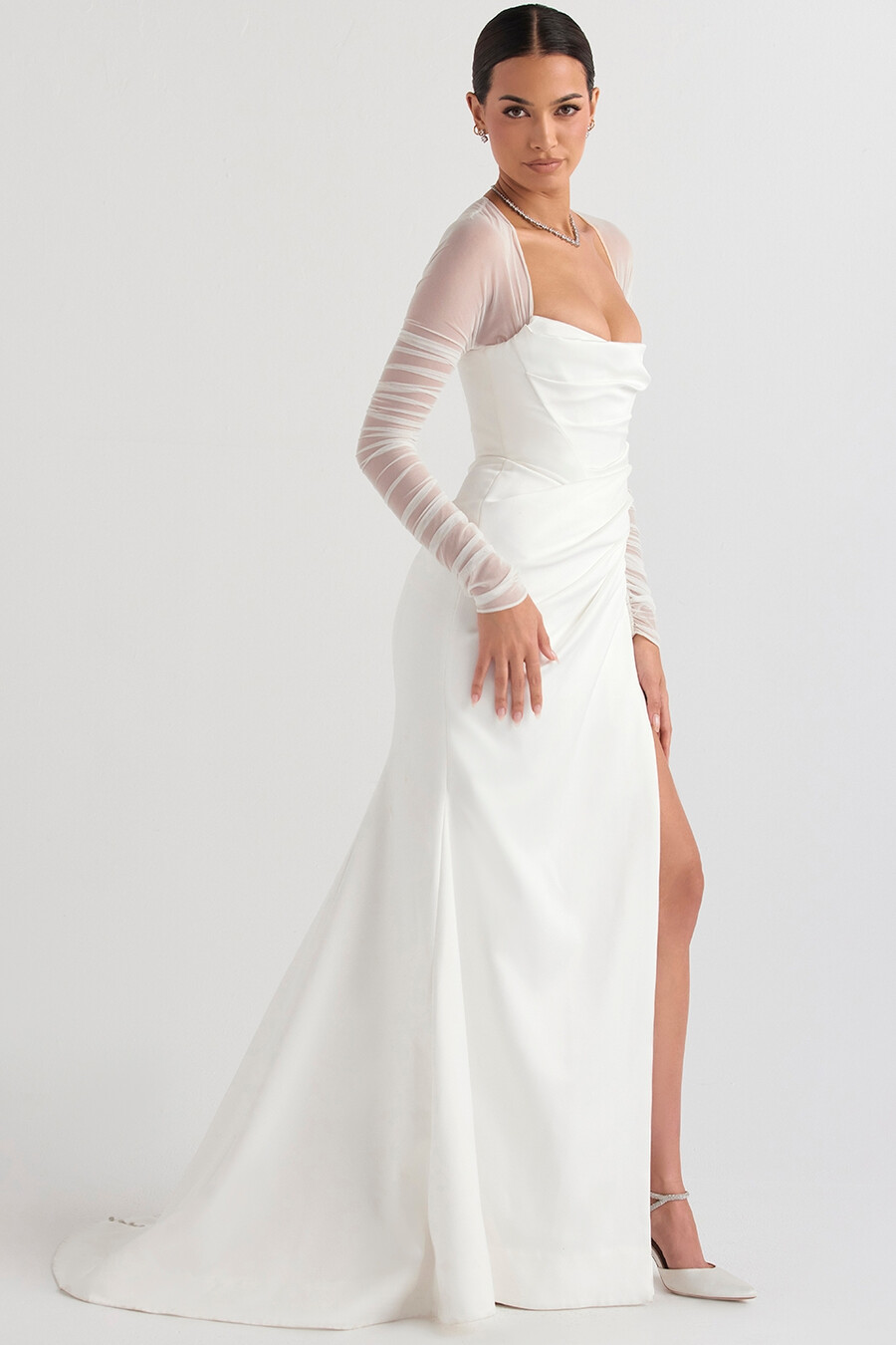 abito da sposa in raso bianco