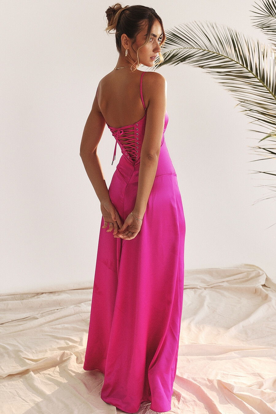 abito lungo fucsia con lacci