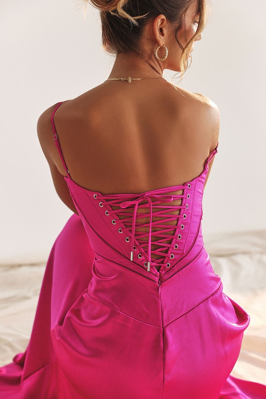abito lungo fucsia con lacci