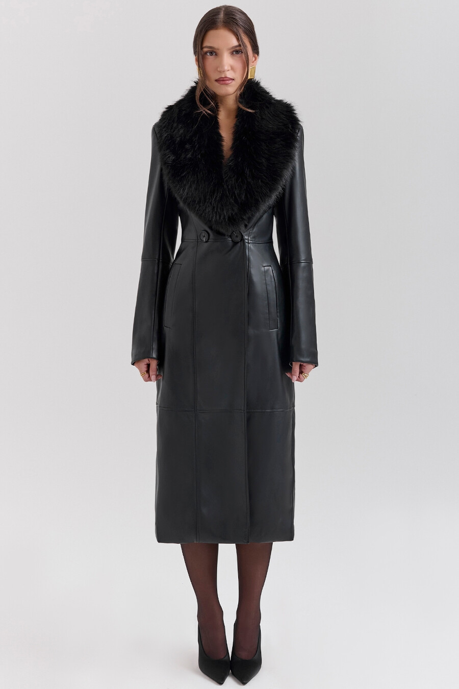 cappotto in pelle vegana con finiture in pelliccia sintetica nera
