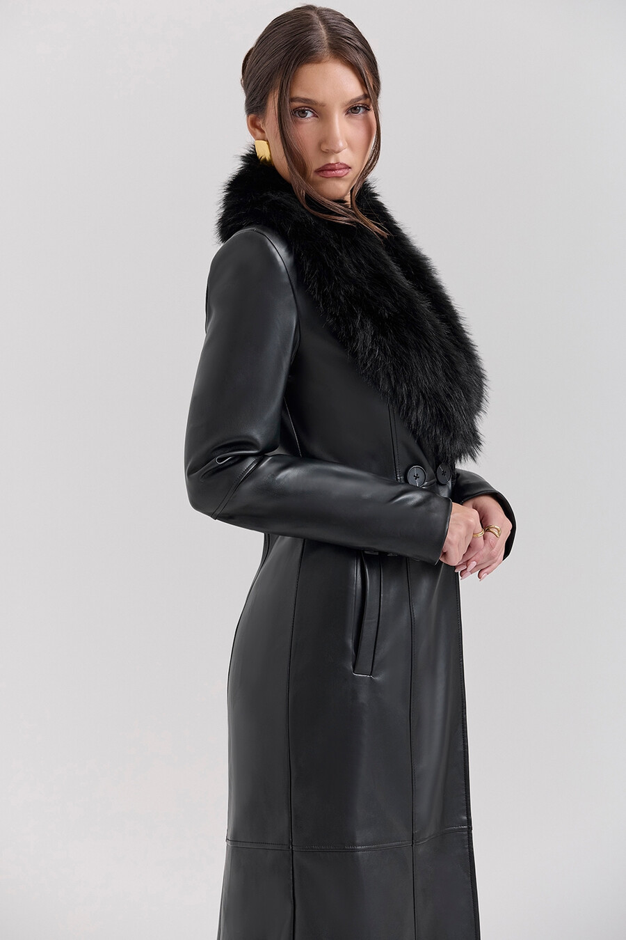 cappotto in pelle vegana con finiture in pelliccia sintetica nera