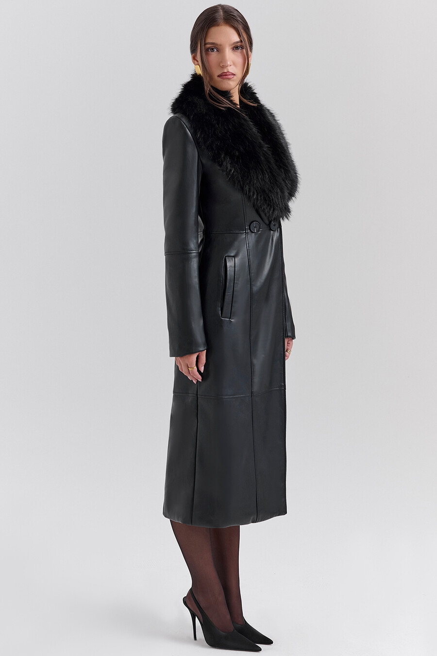 cappotto in pelle vegana con finiture in pelliccia sintetica nera