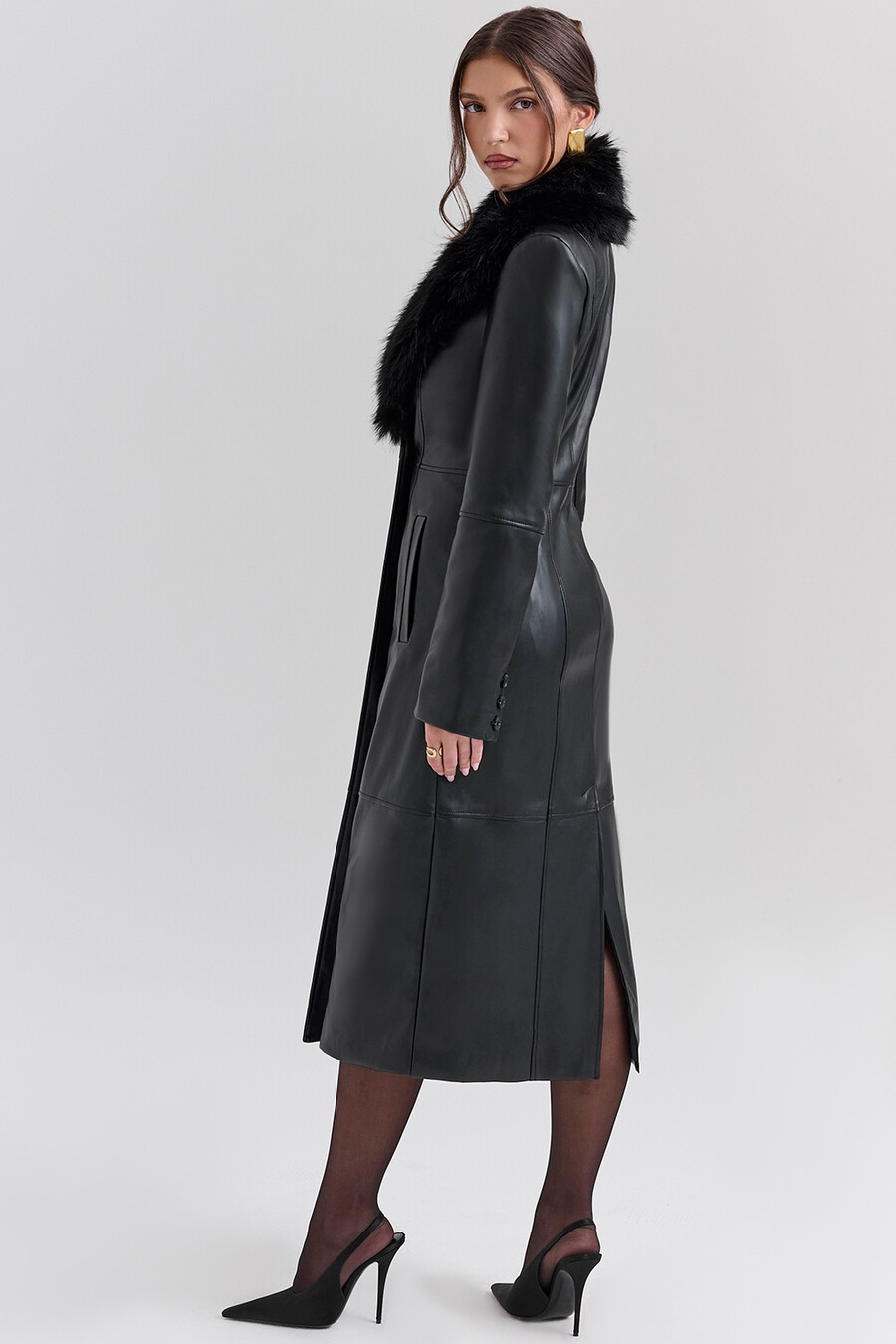 cappotto in pelle vegana con finiture in pelliccia sintetica nera