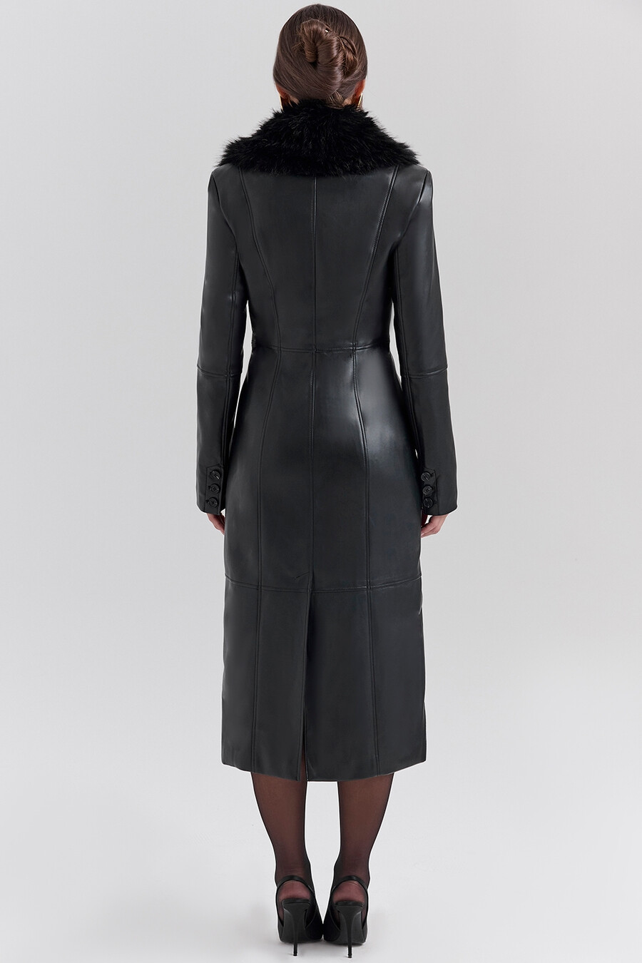 cappotto in pelle vegana con finiture in pelliccia sintetica nera