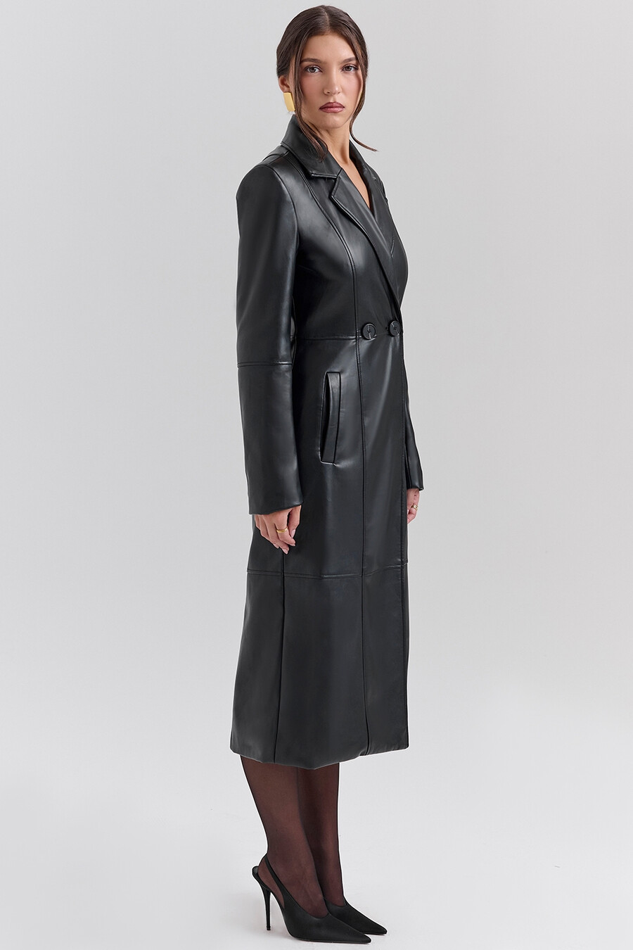 cappotto in pelle vegana con finiture in pelliccia sintetica nera