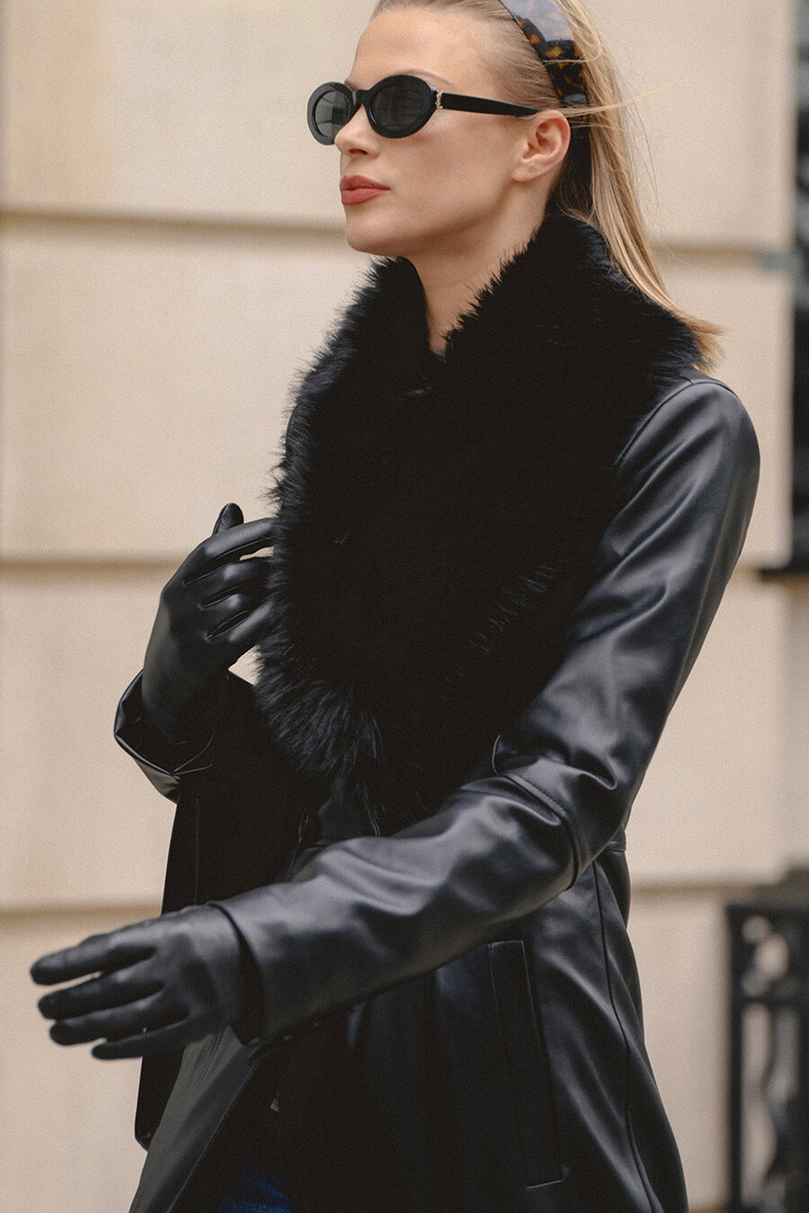 cappotto in pelle vegana con finiture in pelliccia sintetica nera