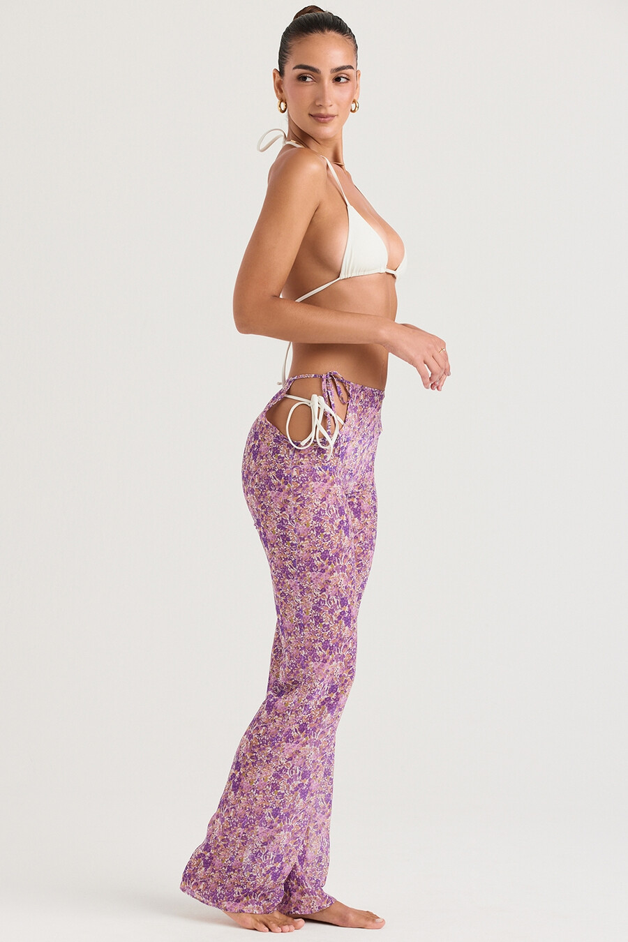 pantaloni con ritagli floreali viola