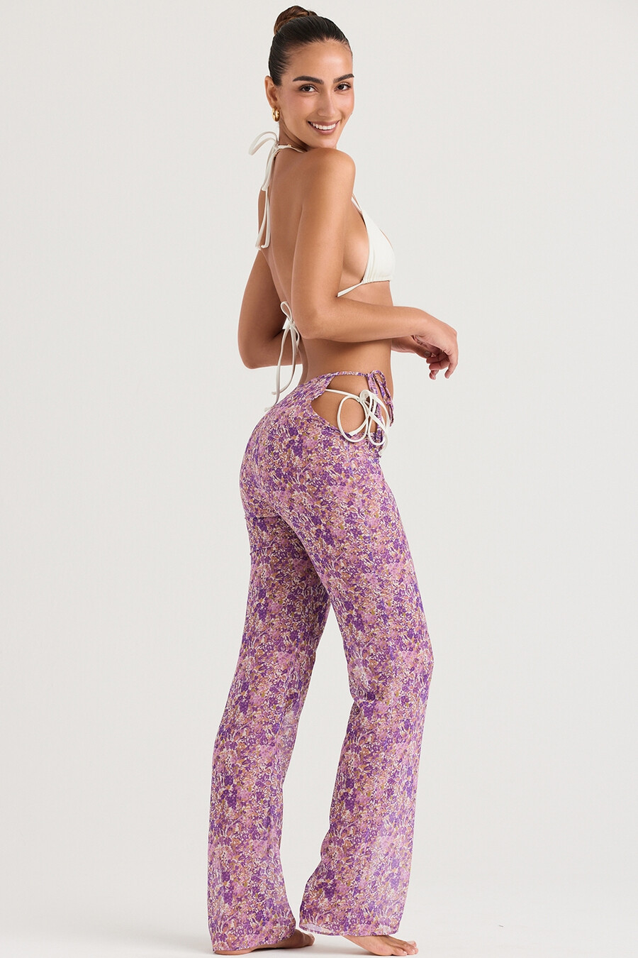 pantaloni con ritagli floreali viola