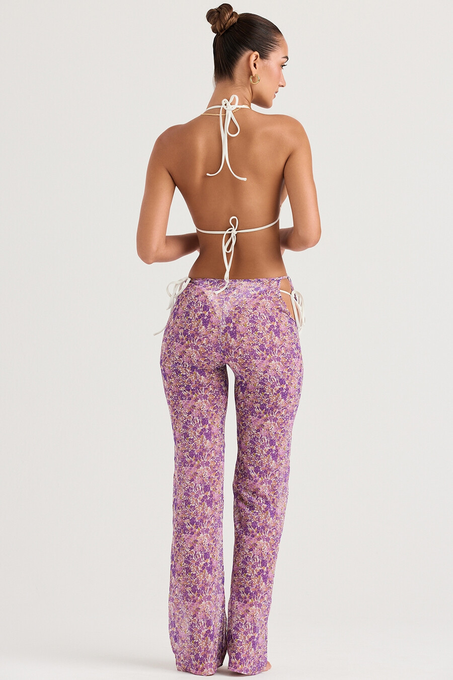 pantaloni con ritagli floreali viola
