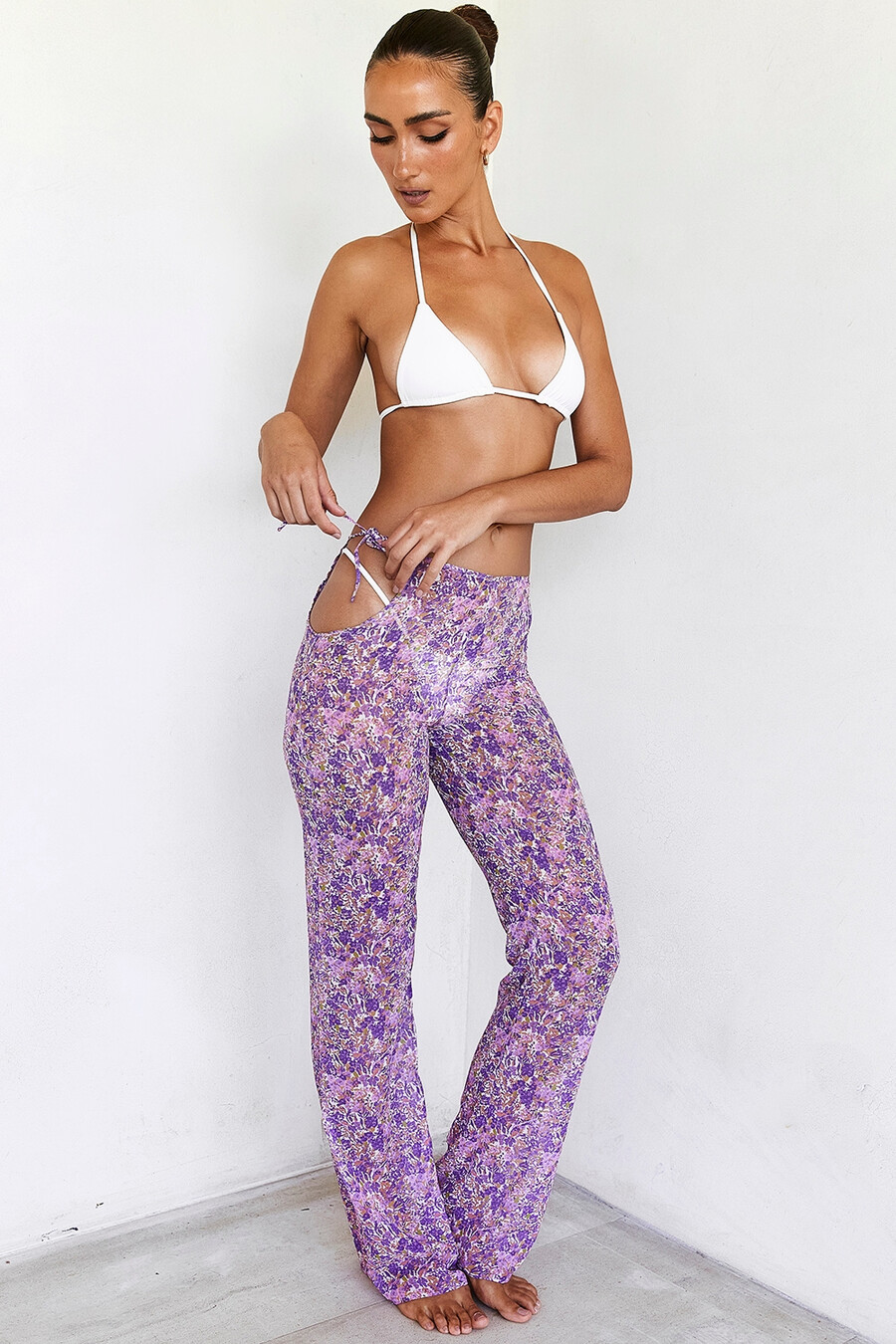 pantaloni con ritagli floreali viola