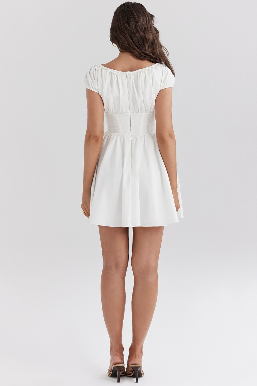 mini abito bianco in cotone arricciato
