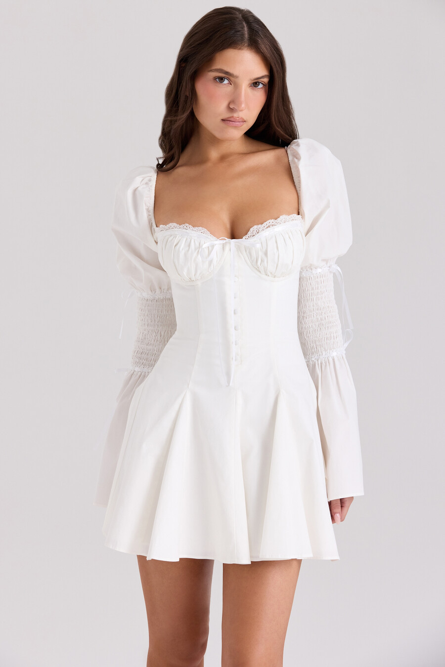 mini abito bianco in cotone con maniche a flauto