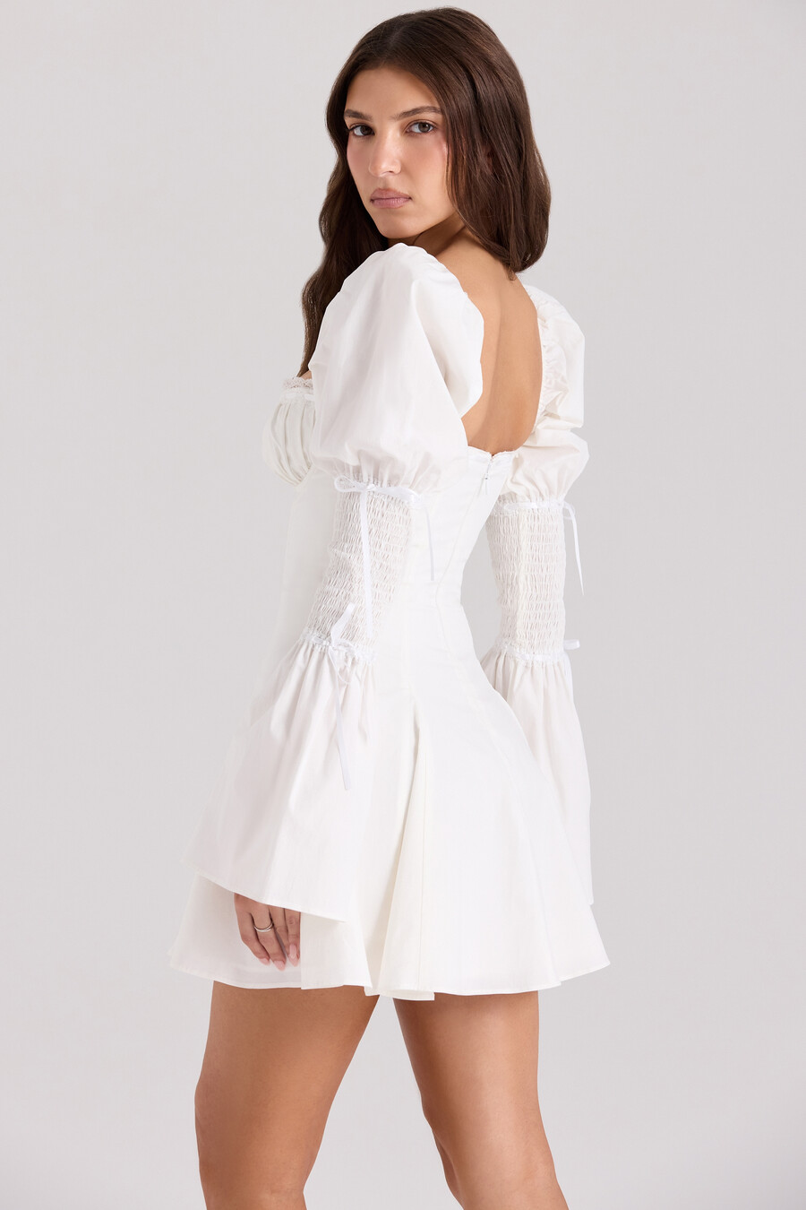 mini abito bianco in cotone con maniche a flauto