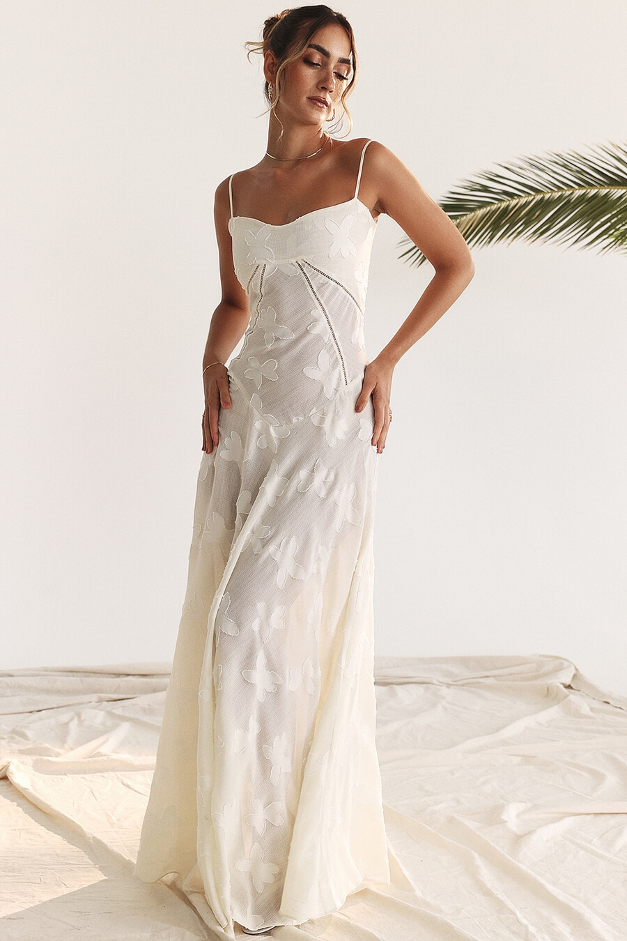 abito lungo vintage con schiena in pizzo floreale color crema