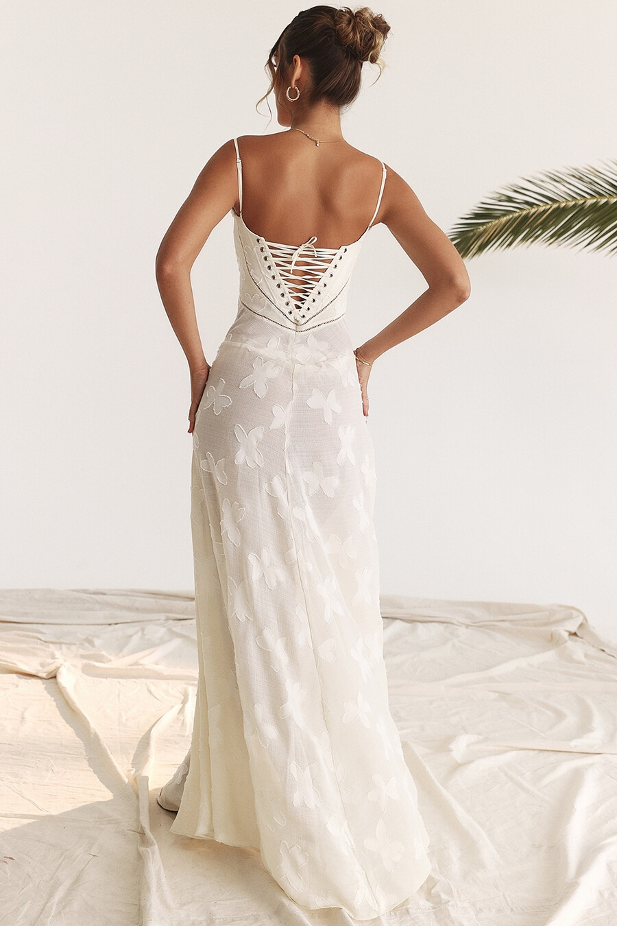 abito lungo vintage con schiena in pizzo floreale color crema