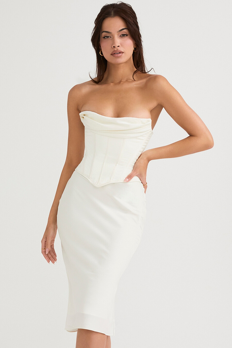 abito midi in raso avorio senza spalline con corsetto