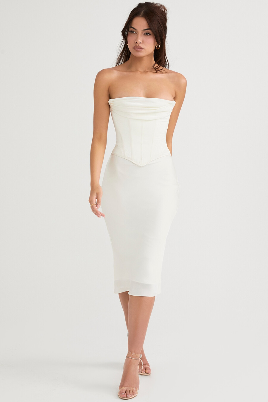 abito midi in raso avorio senza spalline con corsetto