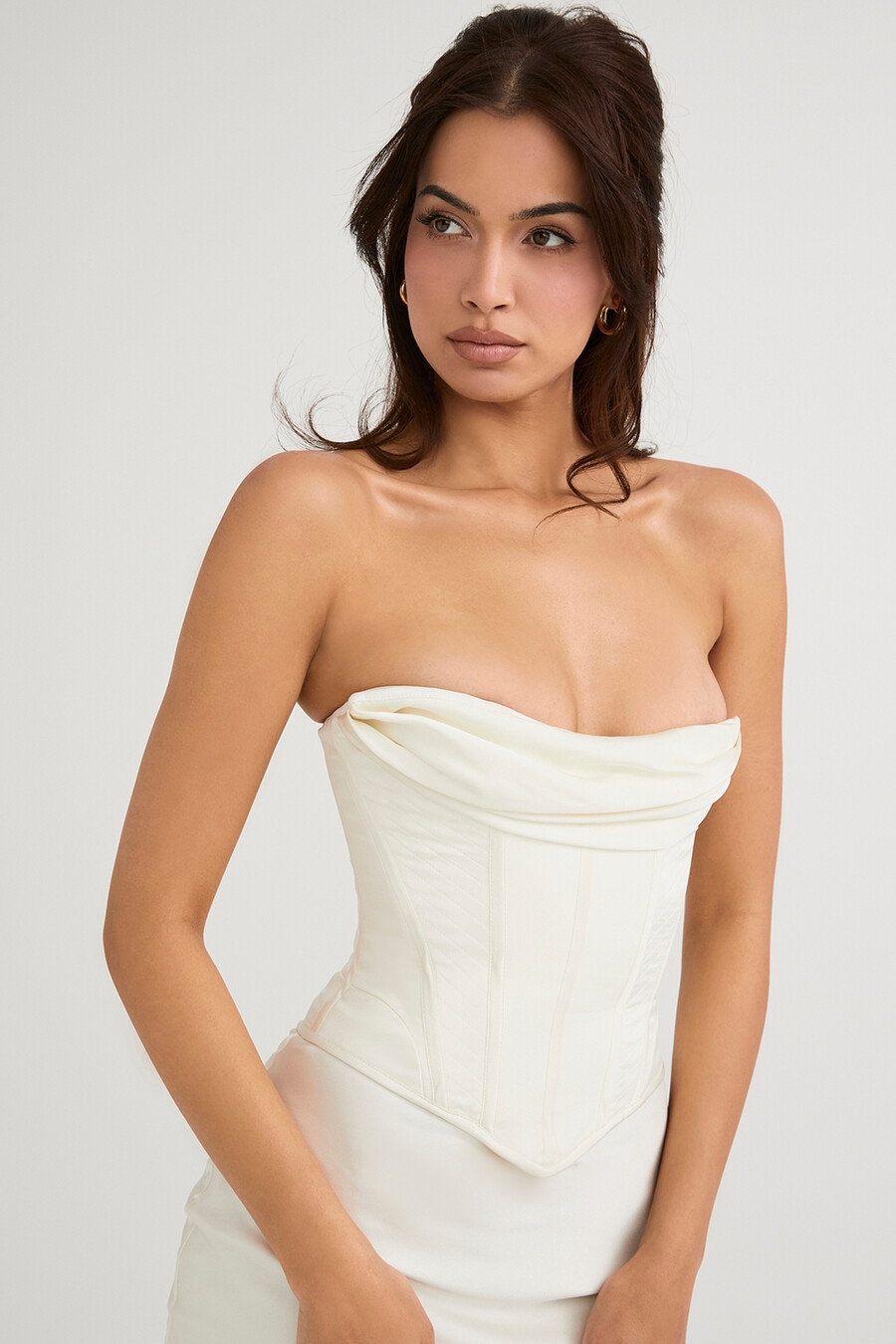 abito midi in raso avorio senza spalline con corsetto