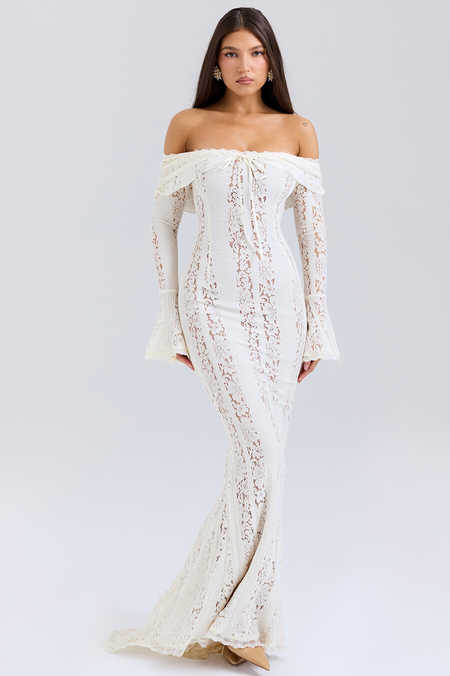 abito lungo vintage in pizzo floreale color crema con spalle scoperte