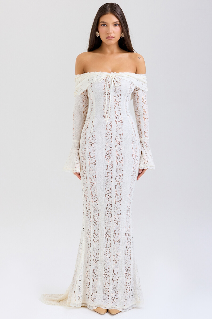 abito lungo vintage in pizzo floreale color crema con spalle scoperte