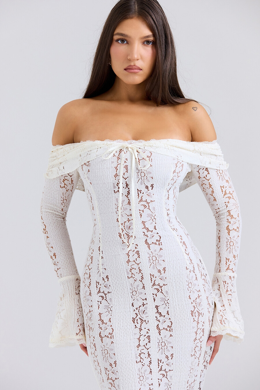 abito lungo vintage in pizzo floreale color crema con spalle scoperte