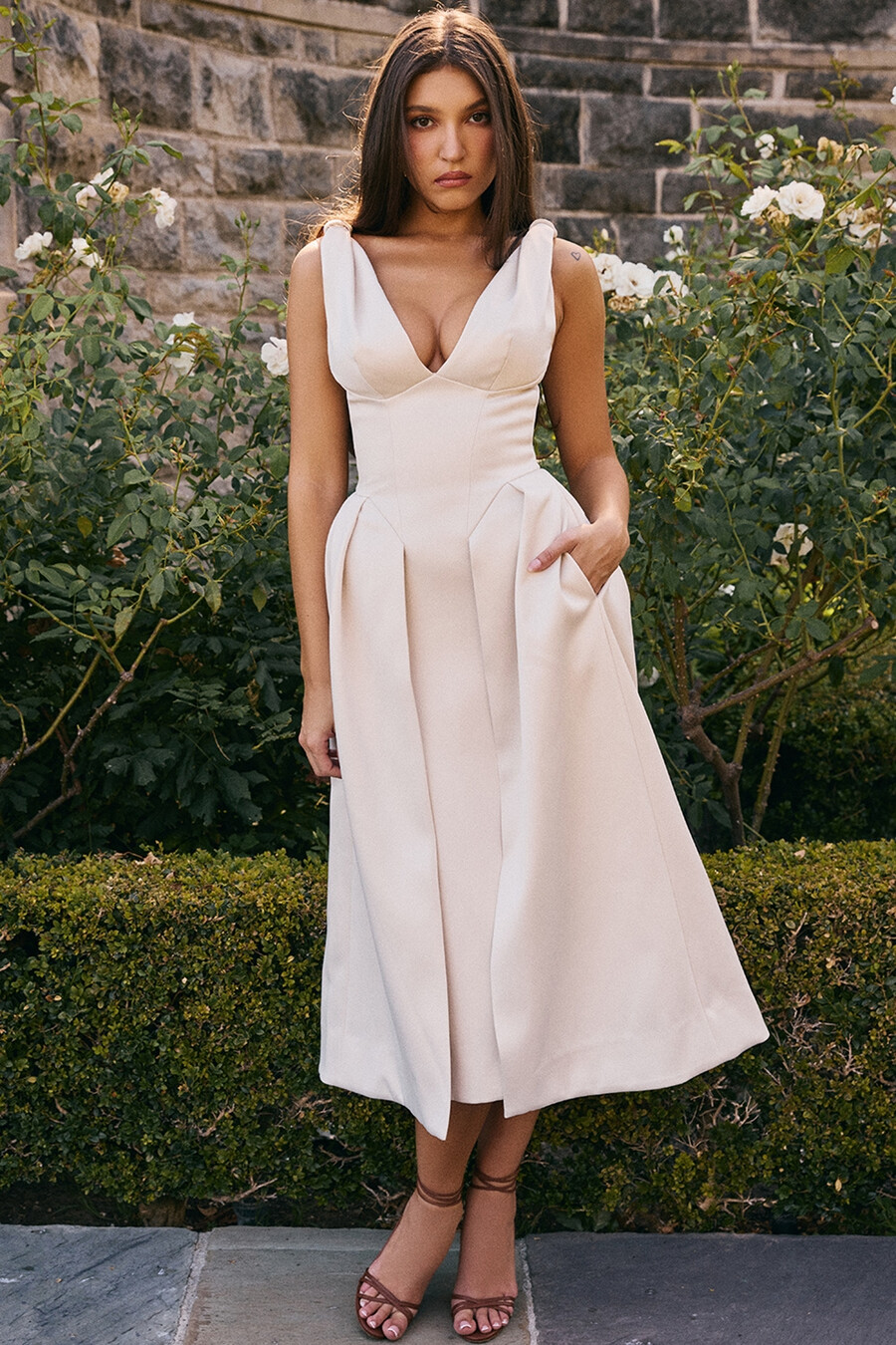 abito midi plissettato in raso color crema vintage