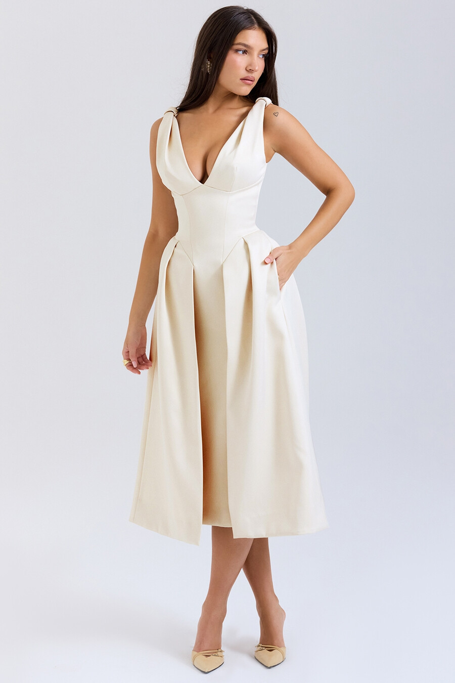 abito midi plissettato in raso color crema vintage