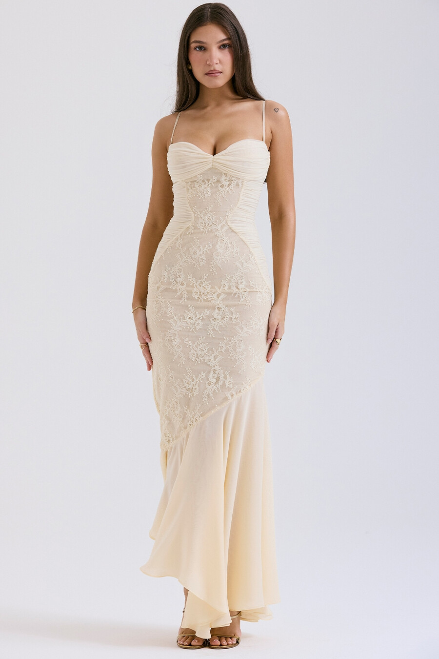 abito in chiffon e pizzo color vaniglia