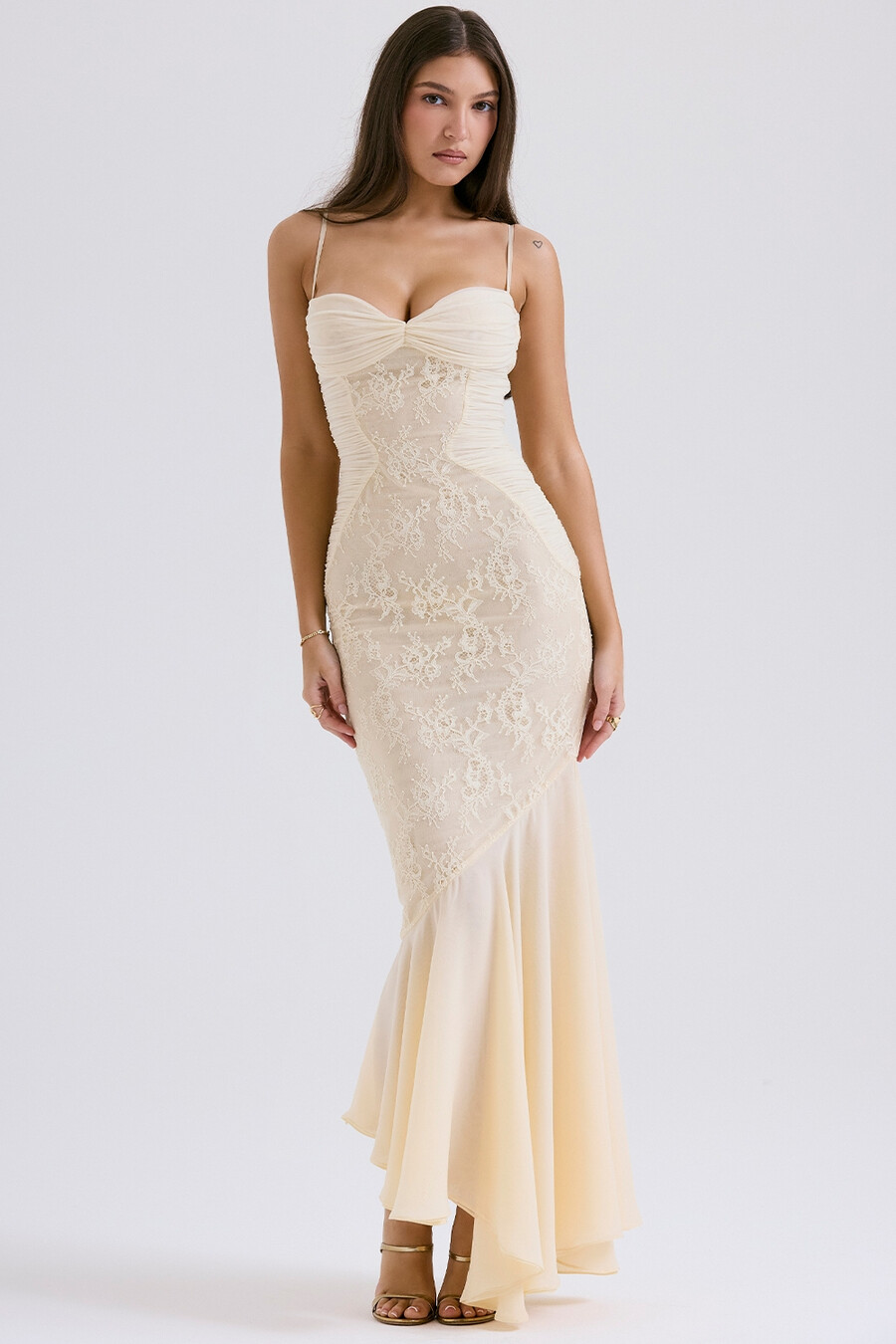 abito in chiffon e pizzo color vaniglia