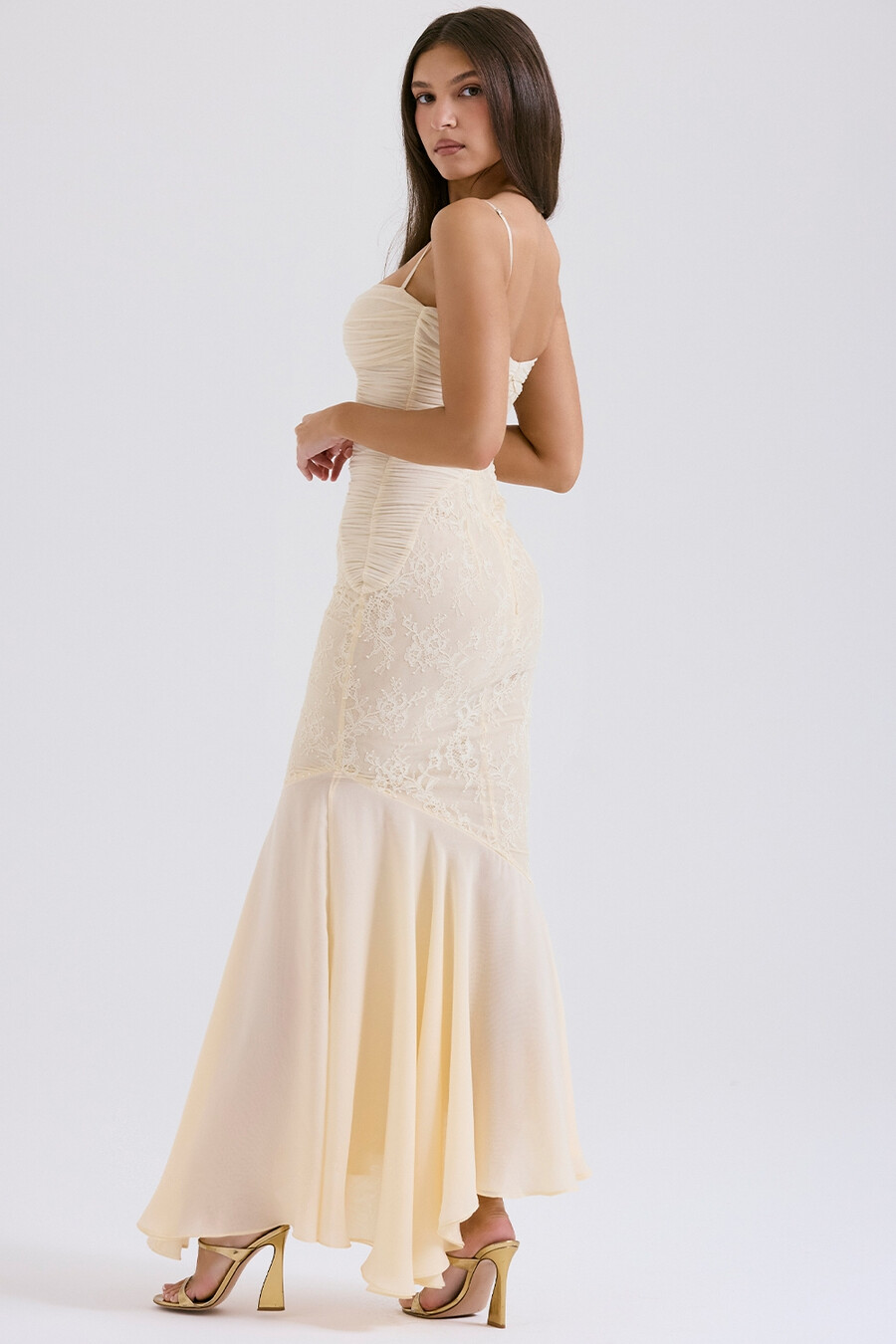abito in chiffon e pizzo color vaniglia