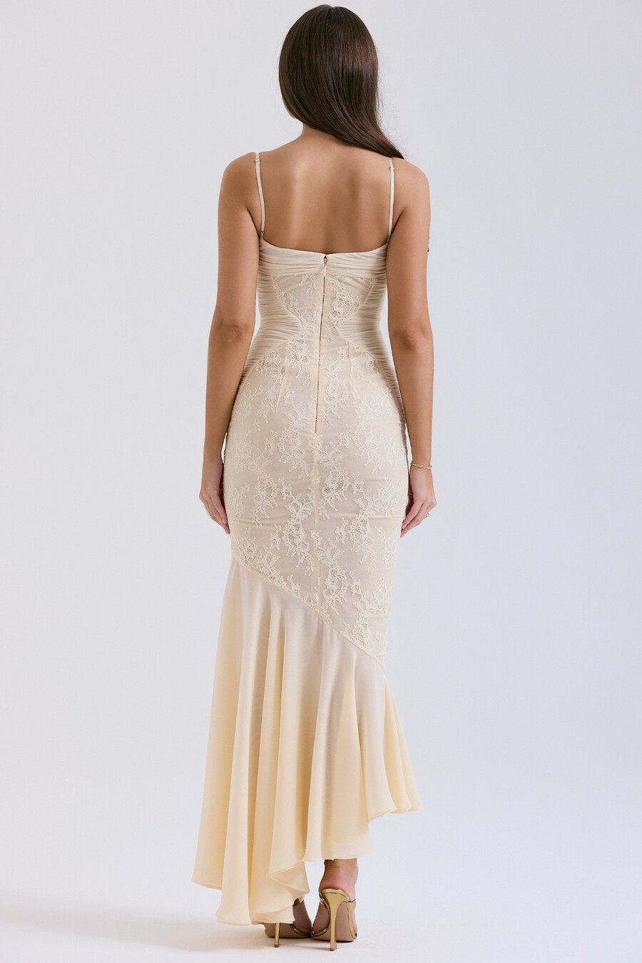 abito in chiffon e pizzo color vaniglia