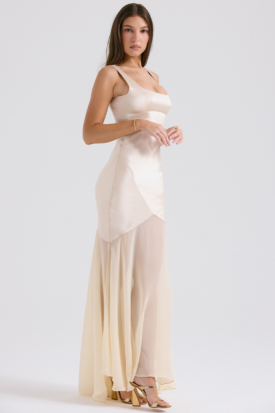 abito lungo in chiffon color champagne