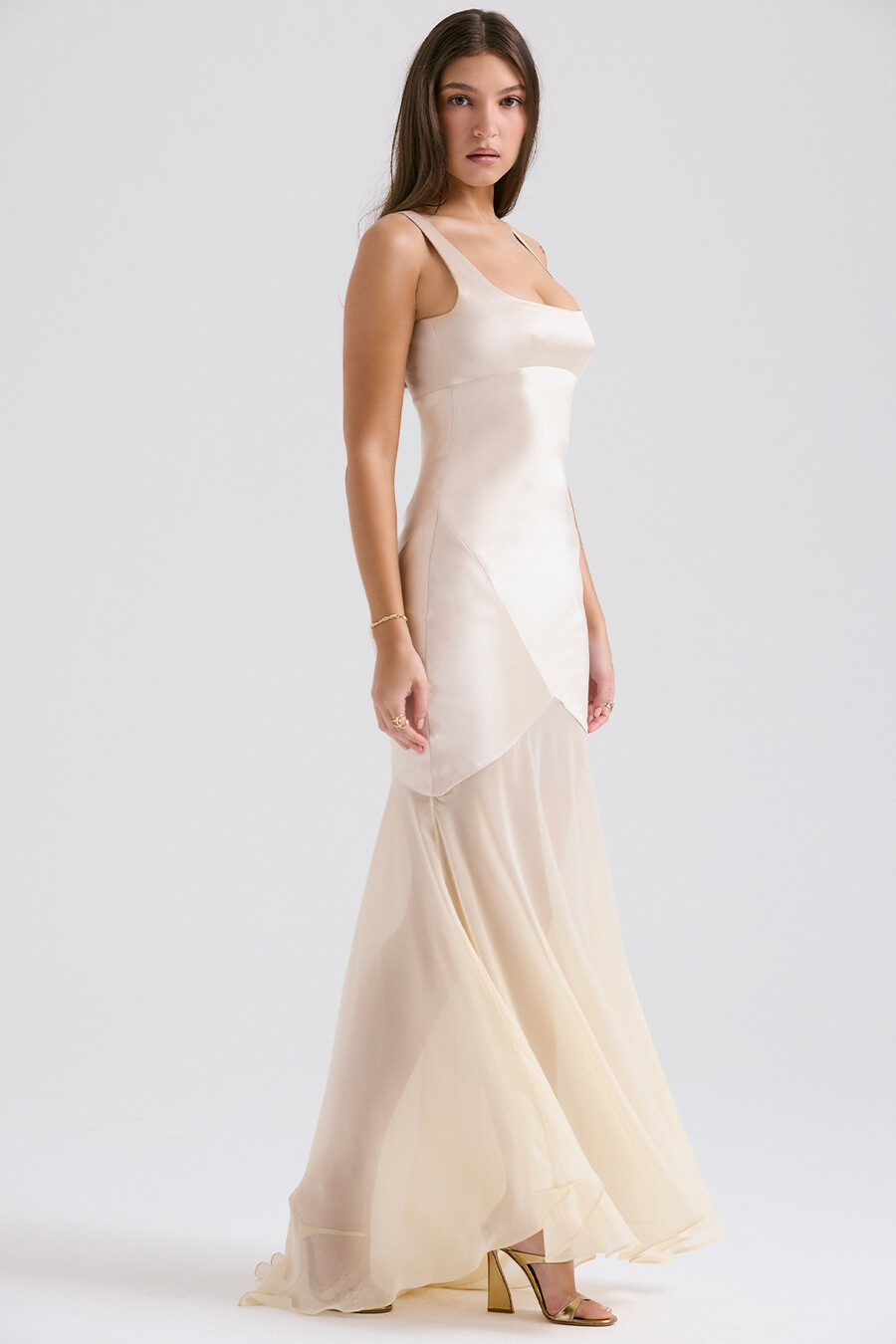 abito lungo in chiffon color champagne