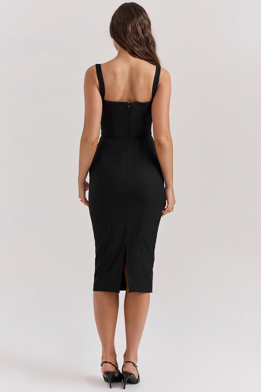 abito midi nero con scollo a cuore