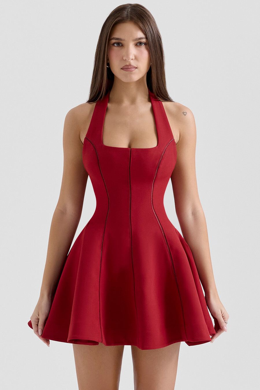 mini abito rosso con fiocco e scollo allamericana